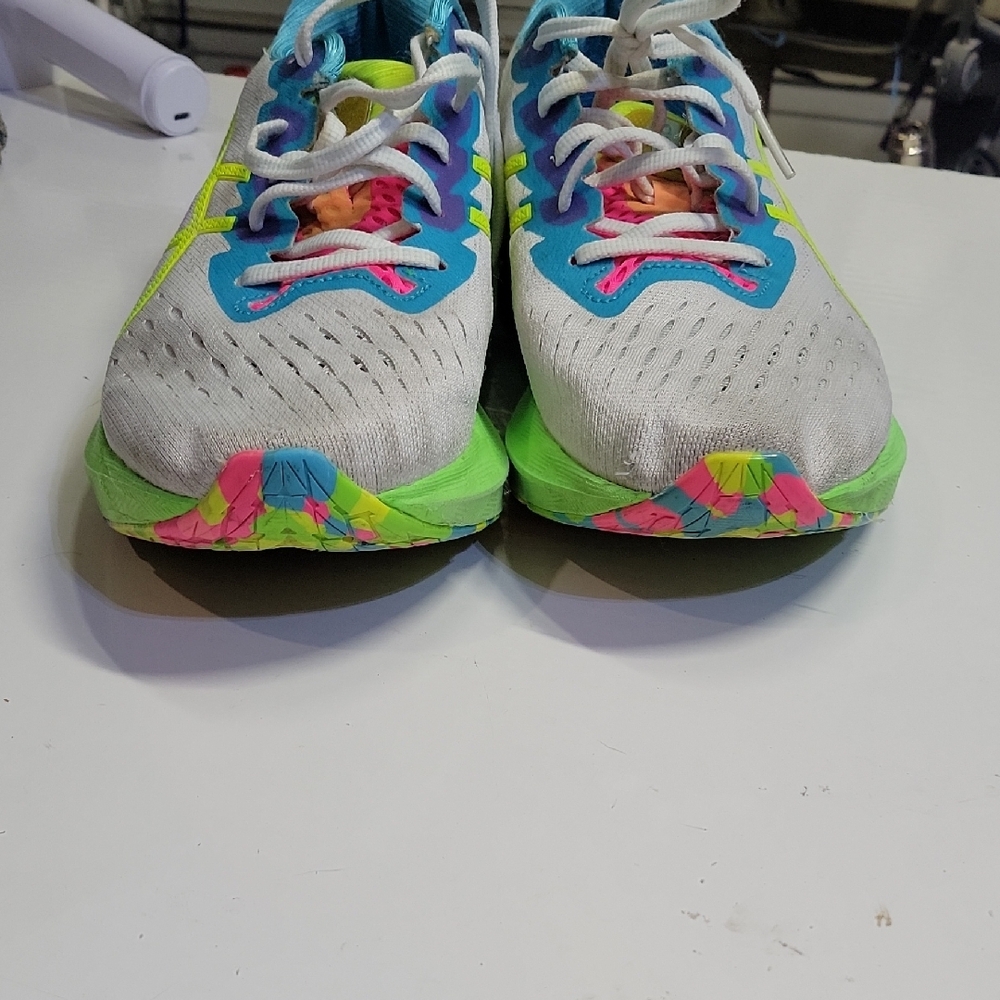 Mens 11.5 ASICS Novablast 2 running shoes in the "White/Safety Yellow" Great. - Picture 4 of 7